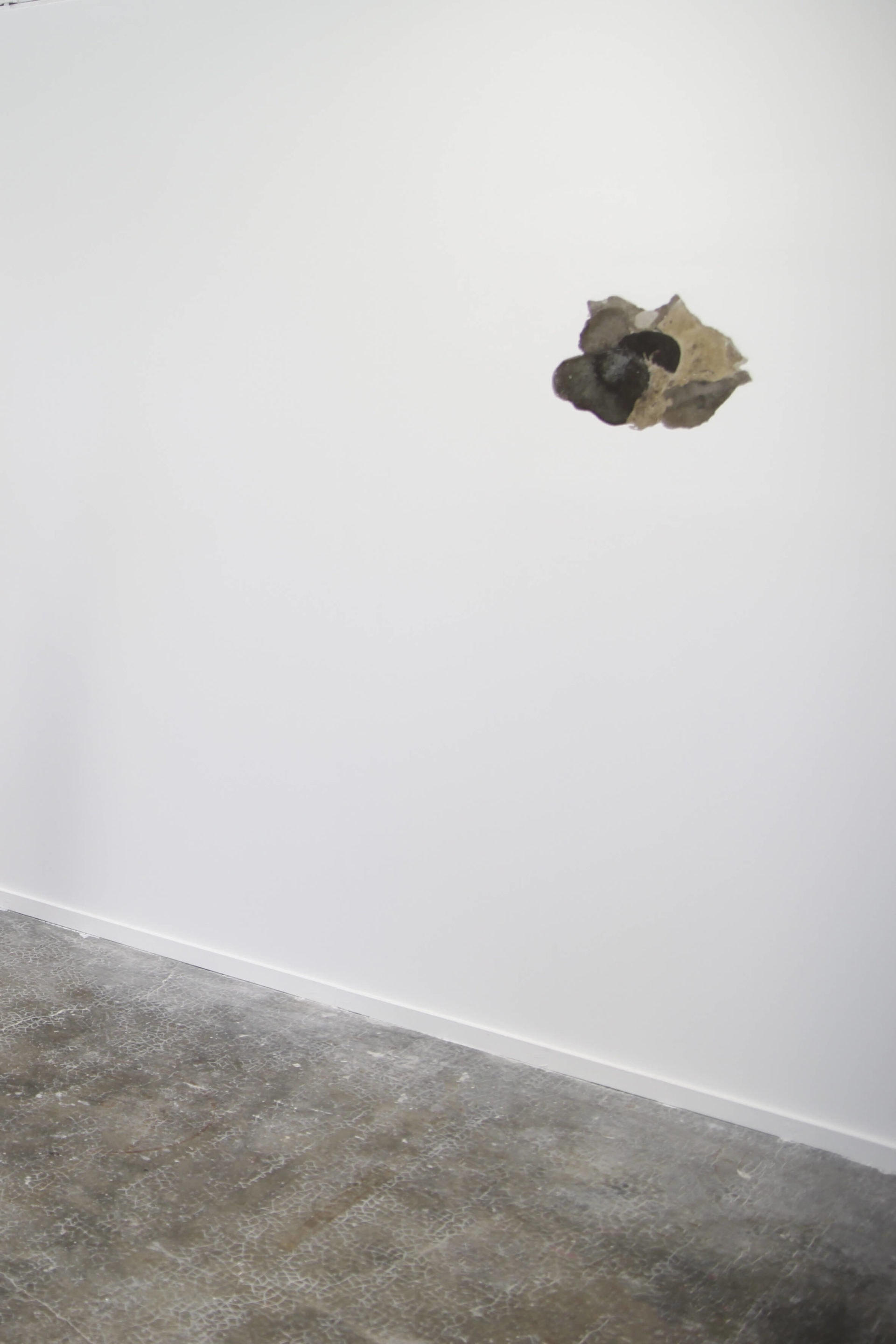 © Marion Chambinaud, Ciments, installation, incrustation d’une pièce en ciment dans un mur, différents ciments, plâtre, plaques de plâtre, 2018