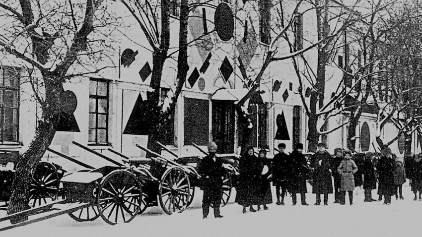 Weiße Kaserne in Witebsk: Malewitsch und Schüler der Kunstschule, 1919 - Getty Images
