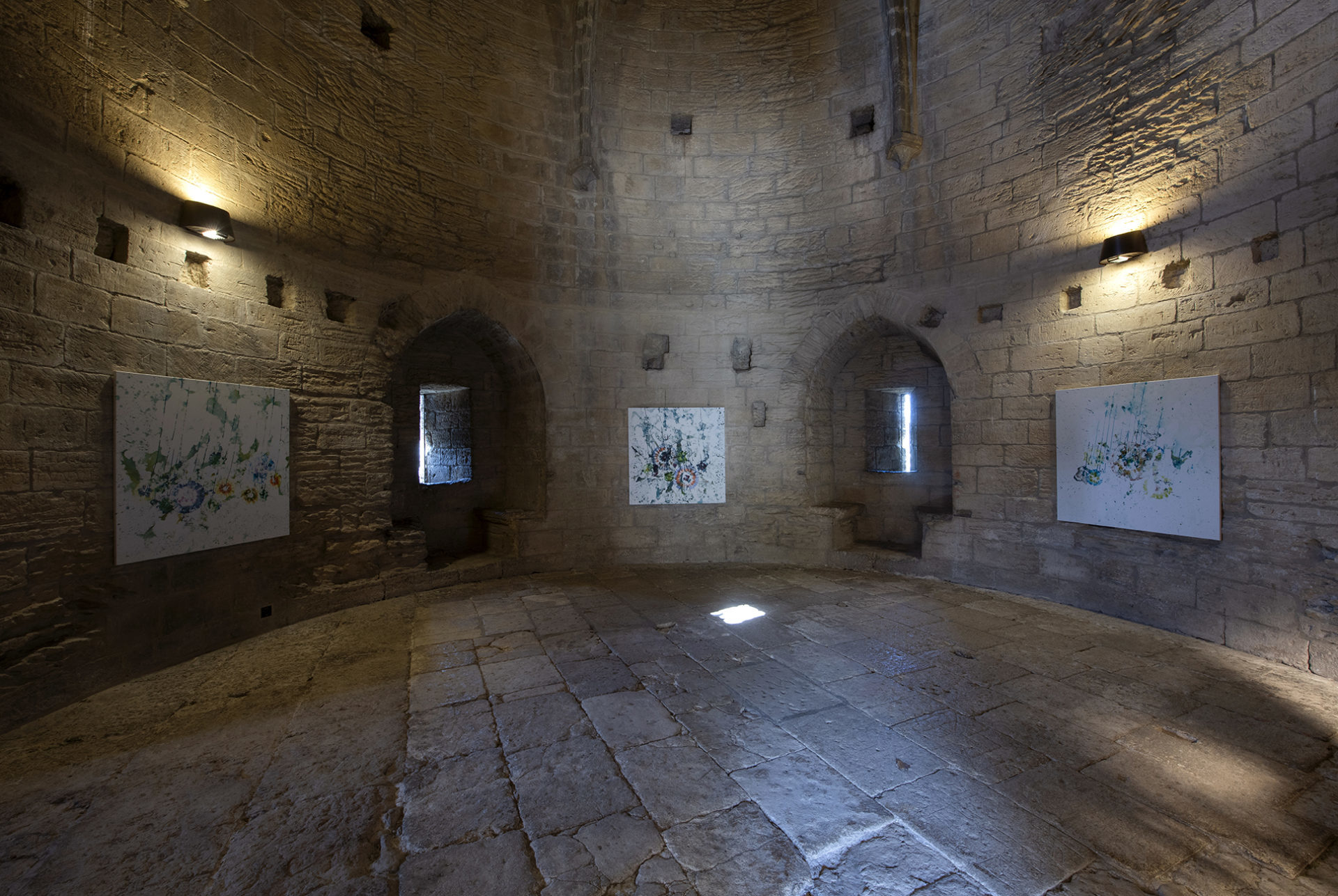 Vue de l'exposition De Mémoire à Fort Saint-André, Villeneuve-lez-Avignon © Centre des monuments nationaux - Photo de presse.