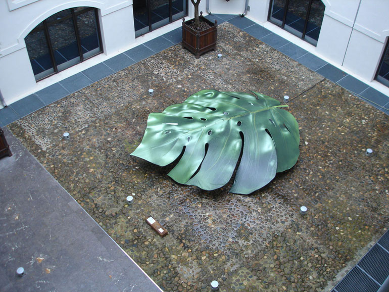 Jacques Vieille, Monstera, Mont de Marsan sculptures, 2010. Impression sur bâche PVC, brumisation.