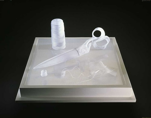 ABCD (Instruments : aiguille, bobine, ciseaux, dé), 1997, organdi, 39 x 39 x 39 cm.