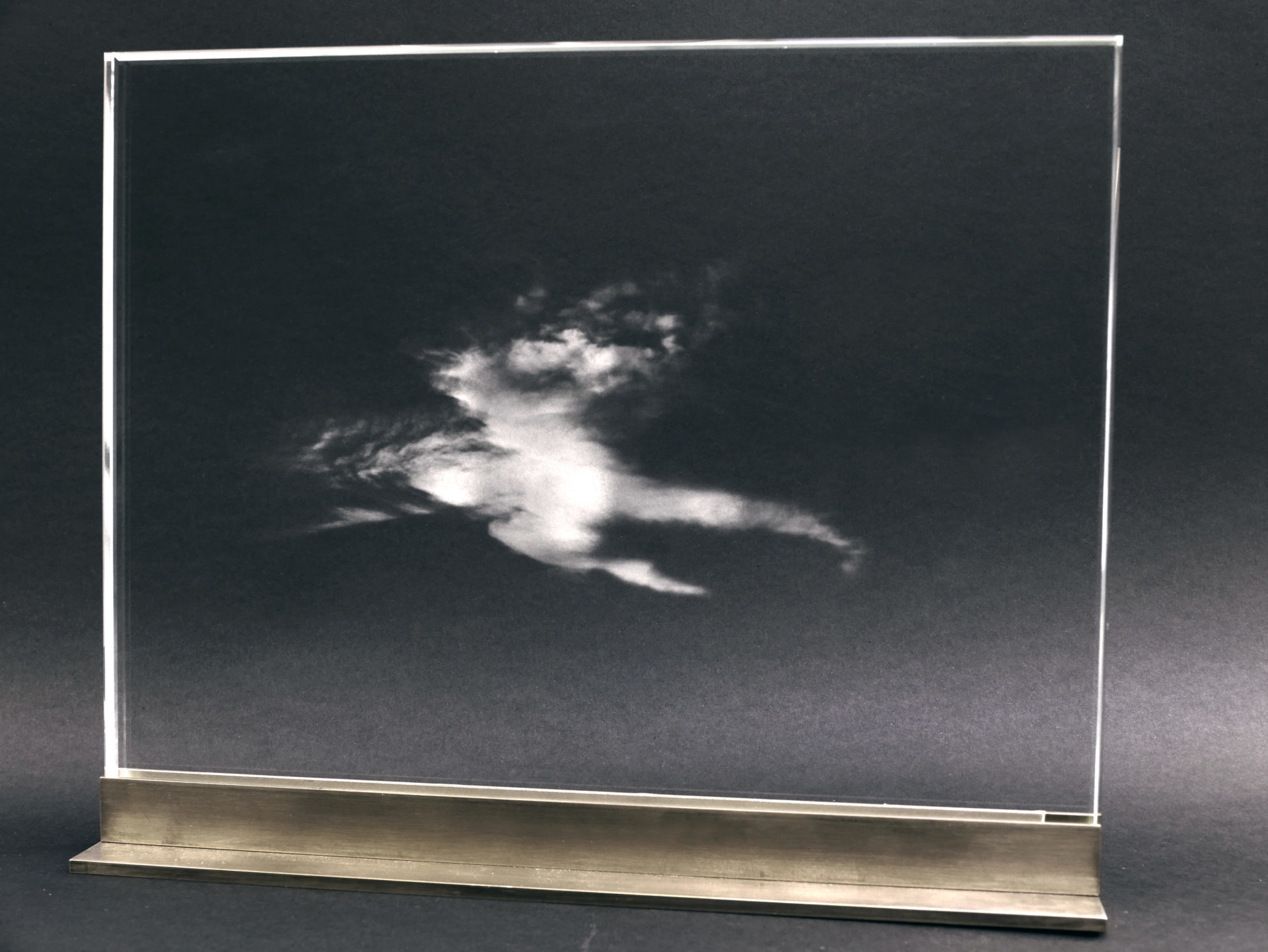 Nebulagramme 7, 2017, Impression laser à l'intérieur d'une plaque de verre, 24 x 30 x 1,5 cm © Charlotte Charbonnel. Courtesy Backslash, Paris. Crédit photo : Charlotte Charbonnel