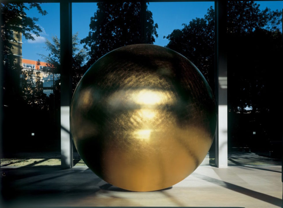 James Lee Byars, The Monument to Language, 1995, Bronze poli et doré à la feuille d’or, Diam. 300 cm. © Estate of James Lee Byars. Photo © Florian Kleinefenn.