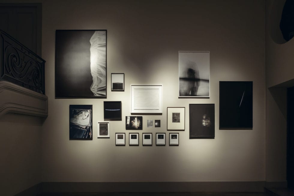 Vue de l'exposition Quelque chose noir, galerie Gradiva, commissariat Fanny Lambert, du 5 novembre 2019 au 31 janvier 2020 © Stéphane Gilbert