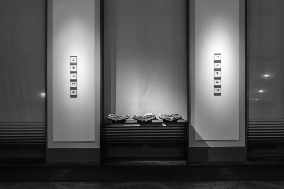 Vue de l’exposition Quelque chose noir, galerie Gradiva, commissariat Fanny Lambert, du 5 novembre 2019 au 31 janvier 2020 © Stéphane Gilbert