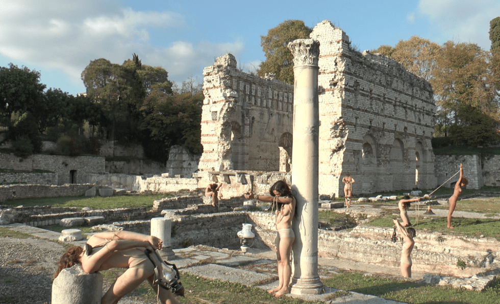 Chloé Sassi, Décors suspendus, des corps suspendus (triptique), vidéo, Nice, 2017