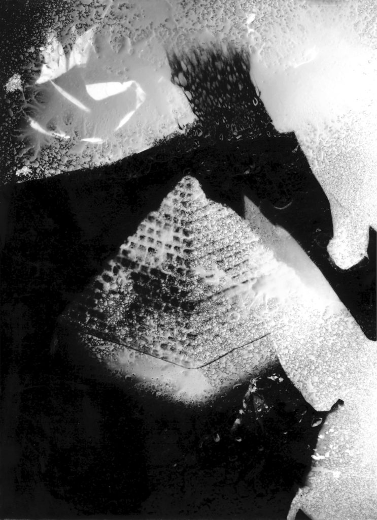 Guénaëlle de Carbonnières, Pirâmide #2, Série submersa (ruínas de aquário), impressão em prata de contato 30x40cm, 2020, 743×1024 cm © Guénaëlle de Carbonnières, cortesia da Galerie Binome e da Galerie Françoise Besson