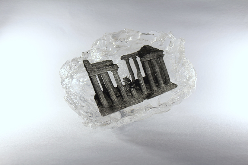 Guénaëlle de Carbonnières, Greek Temple , série Captures Fossiles, 2020, Galerie Binome, escultura em resina incluindo um negativo fotográfico peça única em uma edição de 3 – 14 x 13 x 6 cm © Guénaëlle de Carbonnières, cortesia da Galerie Binome e Galerie Françoise Besson