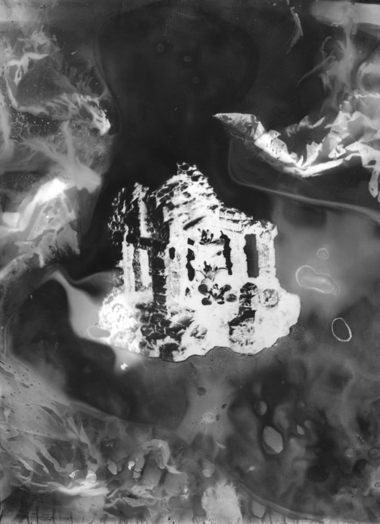 Guénaëlle de Carbonnières, Angkor , Série submersa (ruínas de aquário), impressão em prata de contato 30x40cm, 2020, 743×1024 cm © Guénaëlle de Carbonnières, cortesia da Galerie Binome e da Galerie Françoise Besson